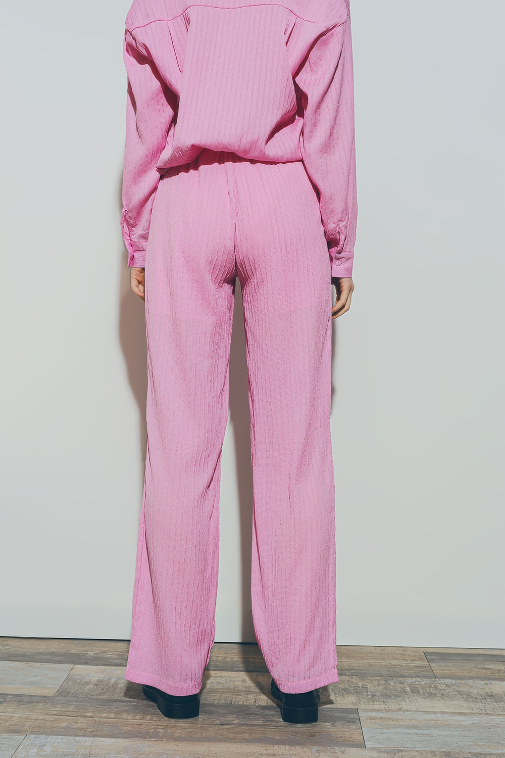 Pantalones texturizados de pierna ancha en rosa Pantalones texturizados de pierna ancha en rosa