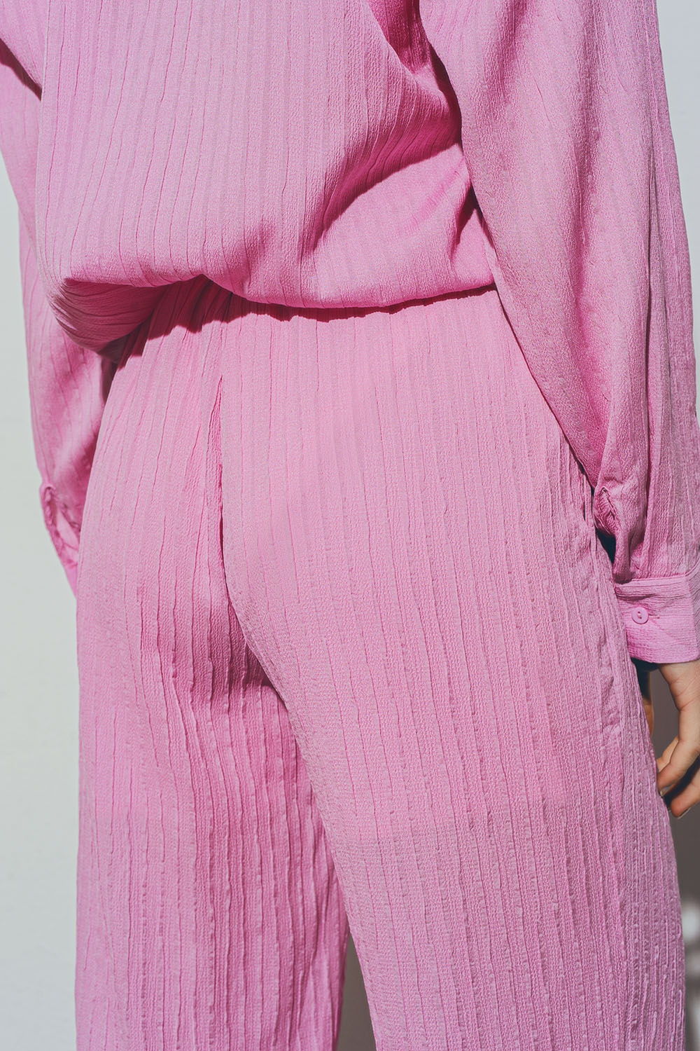 Pantalones texturizados de pierna ancha en rosa Pantalones texturizados de pierna ancha en rosa