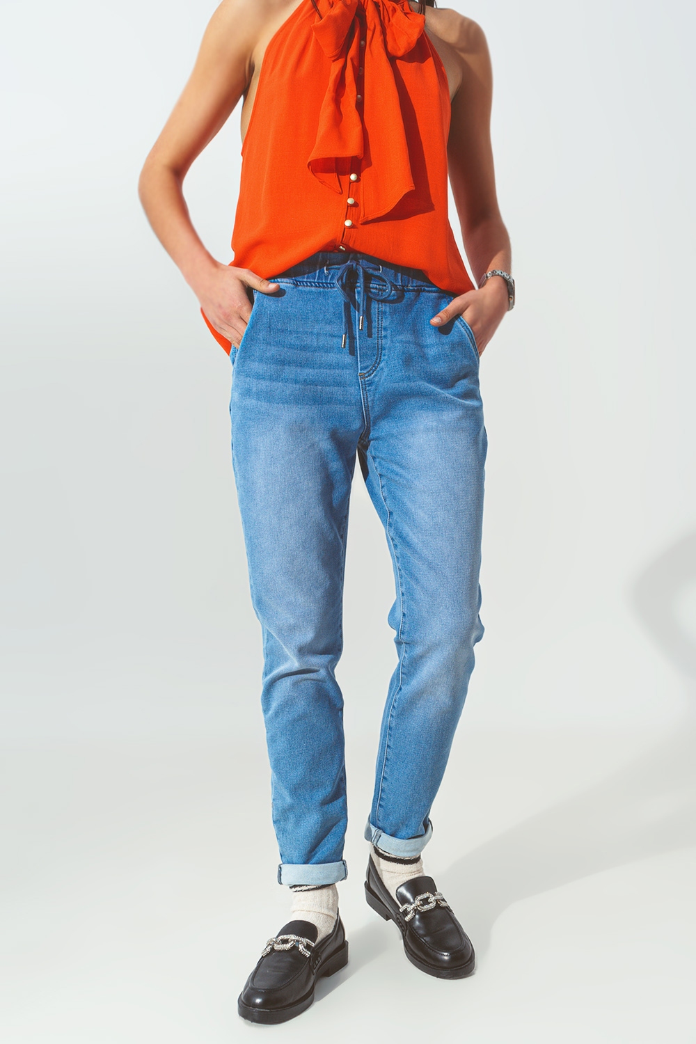 Vaqueros estilo joggers con cordón Vaqueros estilo joggers con cordón