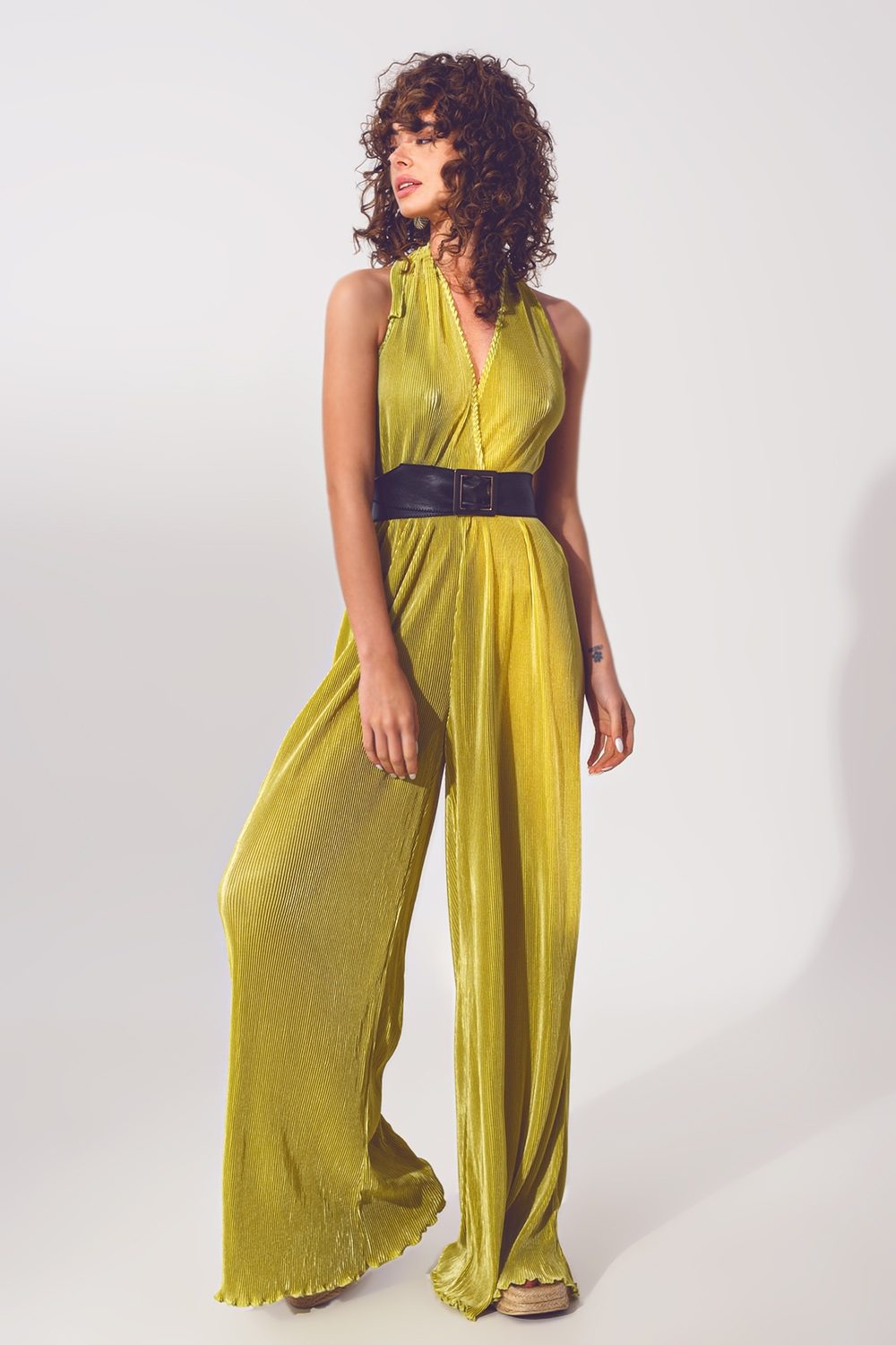 Mono satinado con cuello halter y pliegues en verde Mono satinado con cuello halter y pliegues en verde