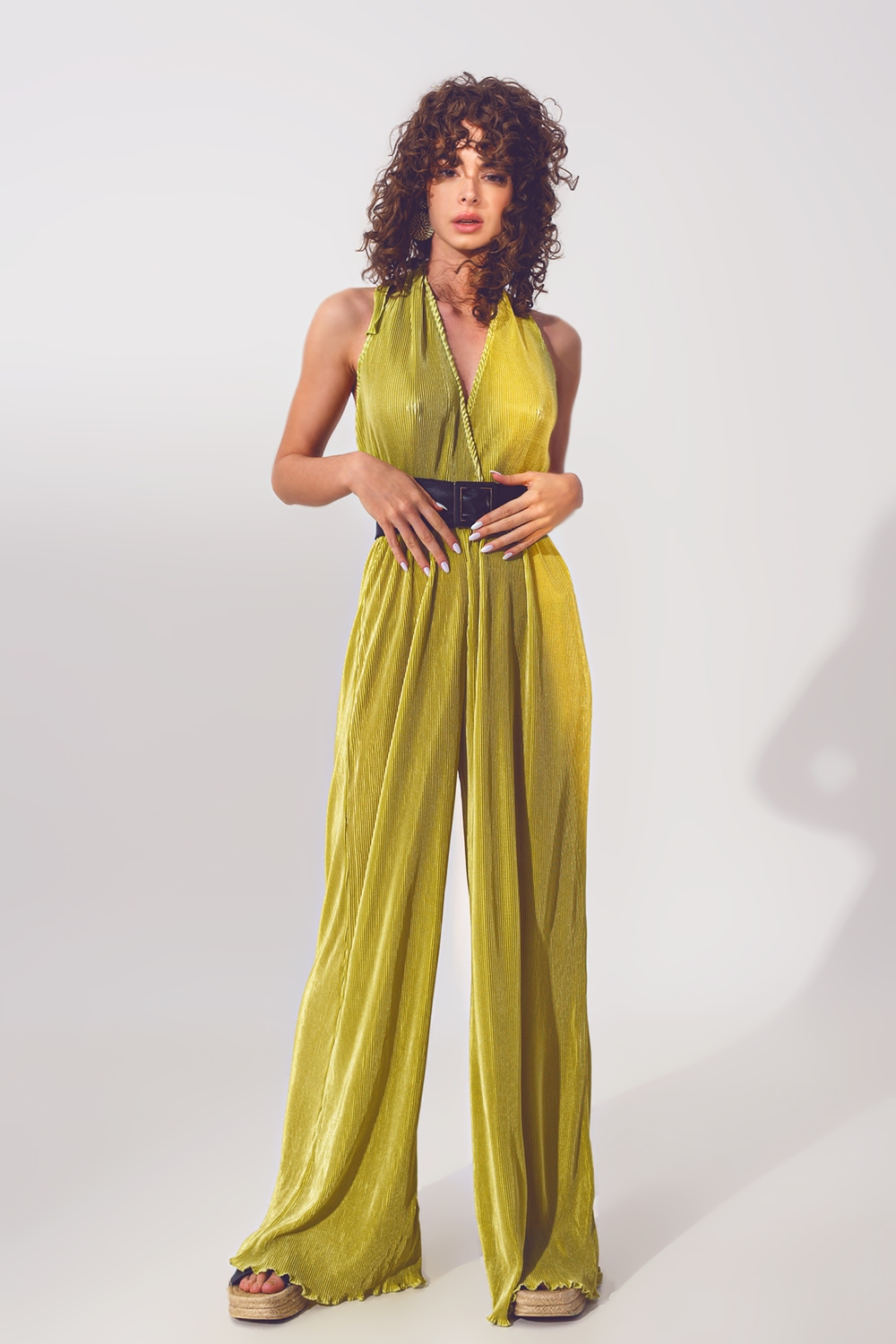 Mono satinado con cuello halter y pliegues en verde Mono satinado con cuello halter y pliegues en verde