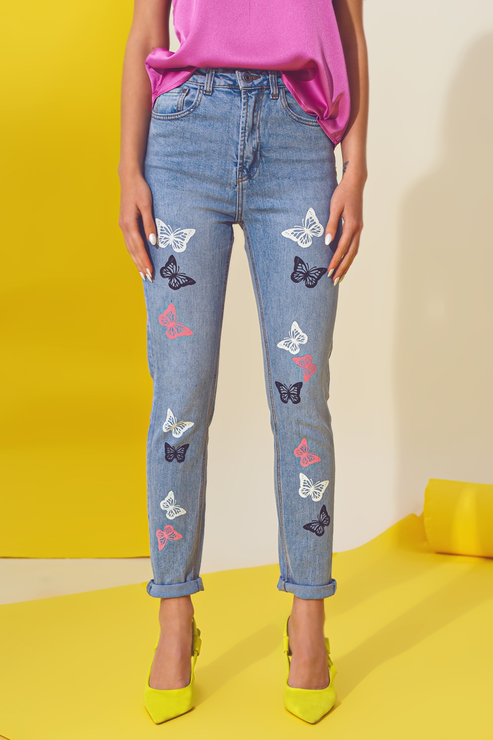 Vaqueros pitillo con detalle de mariposa en lavado azul claro