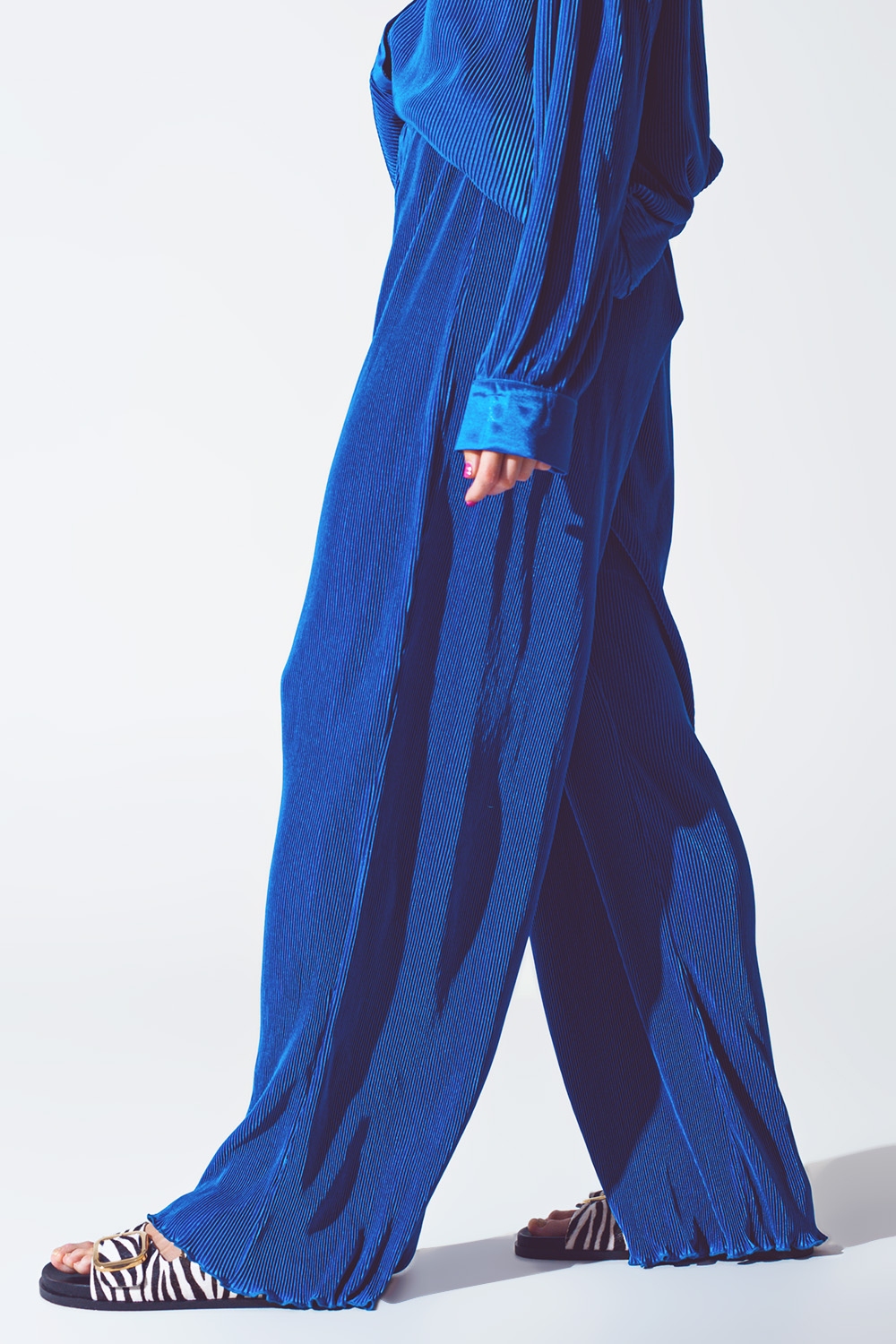 Pantalón ancho plisado de satén azul Pantalón ancho plisado de satén azul