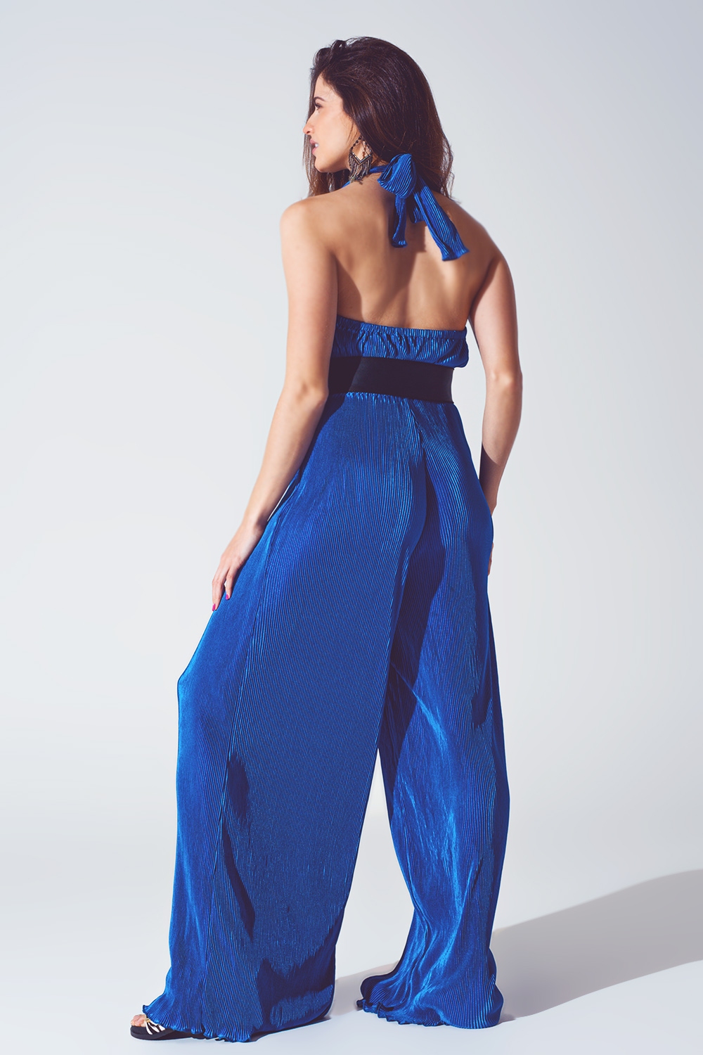 Mono largo Plisado de Raso con Cuello Halter en Azul Mono largo Plisado de Raso con Cuello Halter en Azul