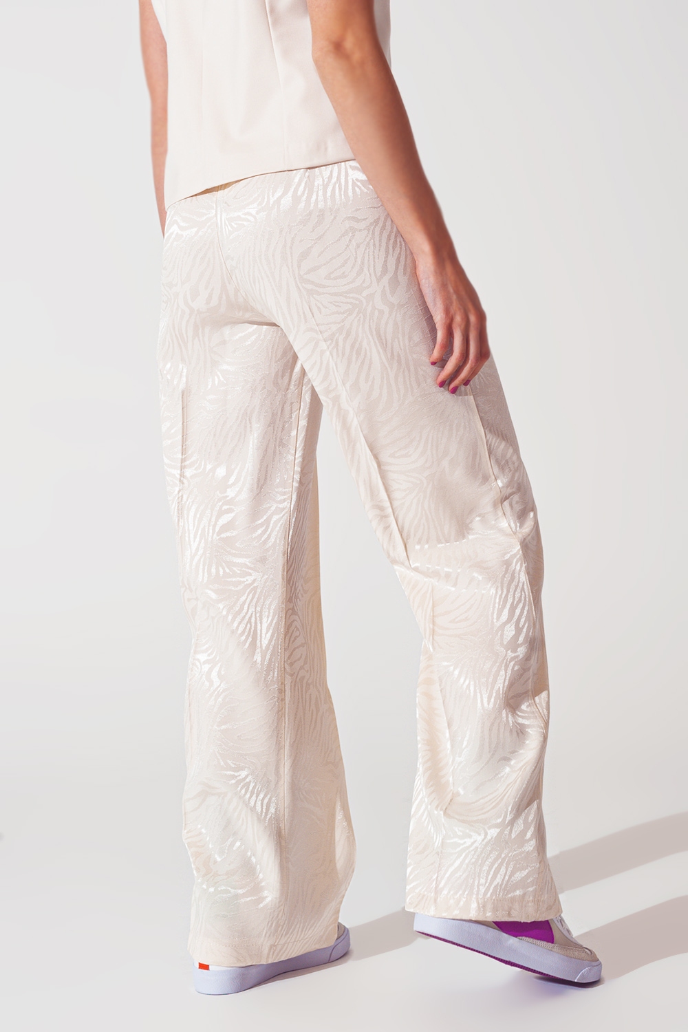 Pantalón suelto con estampado de cebra en blanco Pantalón suelto con estampado de cebra en blanco