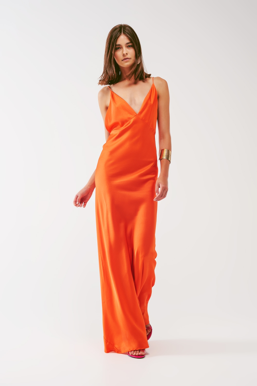 Vestido largo de satén con tirantes finos en naranja Vestido largo de satén con tirantes finos en naranja