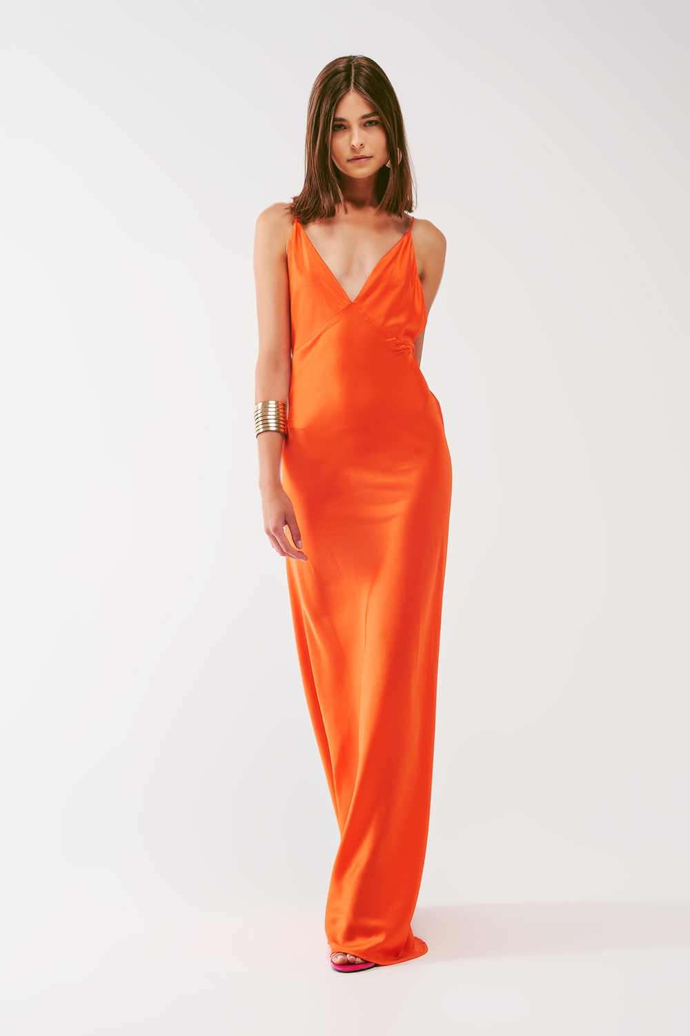 Vestido largo de satén con tirantes finos en naranja Vestido largo de satén con tirantes finos en naranja