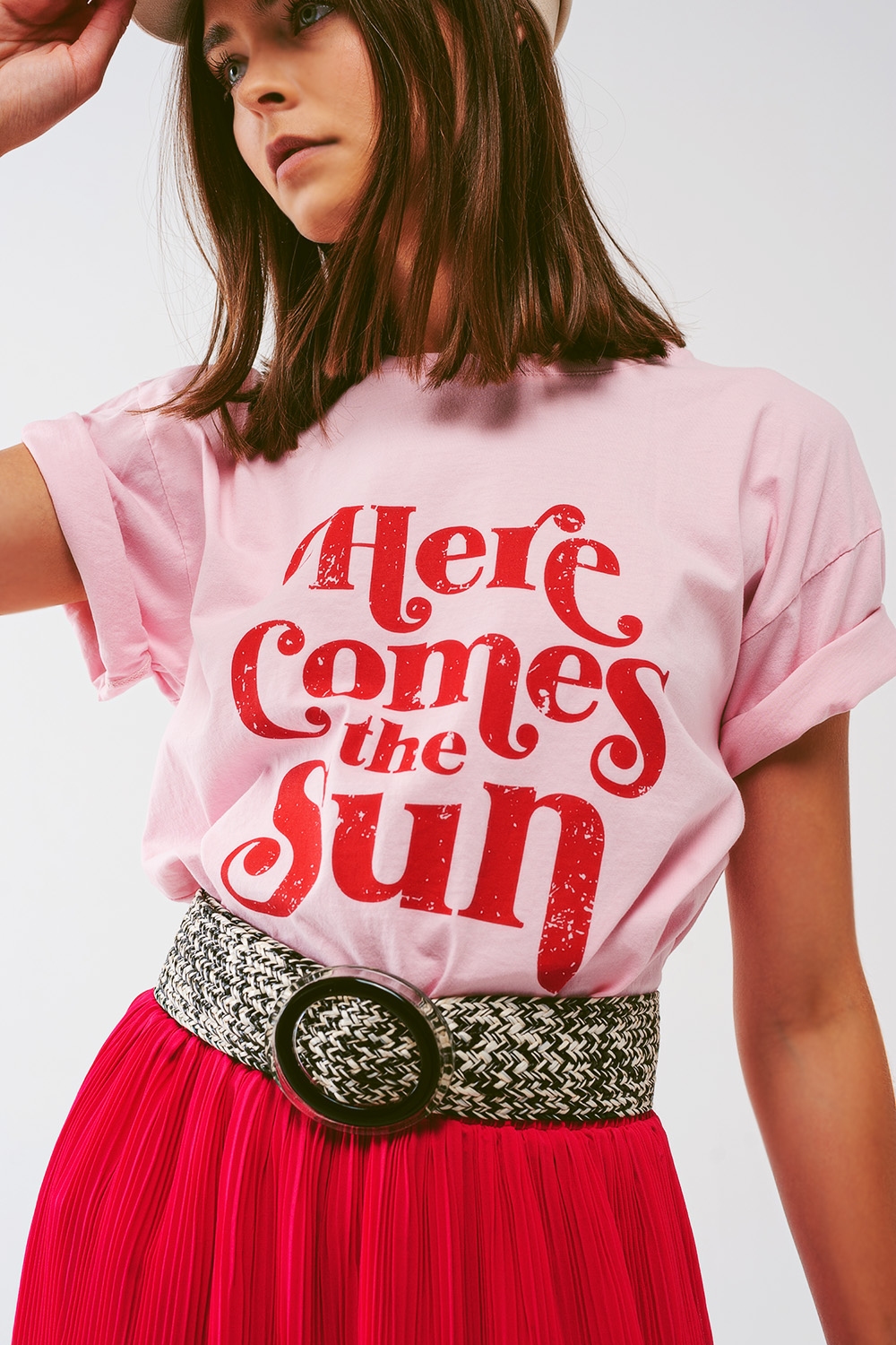 Camiseta con texto Here Comes The Sun en rosa