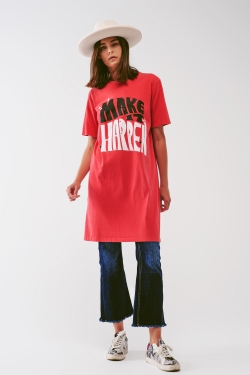 Vestido camiseta com o texto Make It Happen em vermelho
