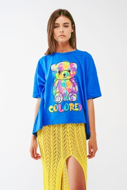 camiseta azul folgada com urso colorido