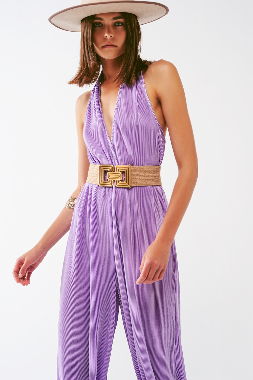 Mono largo plisado de satén con escote halter en lila Mono largo plisado de satén con escote halter en lila