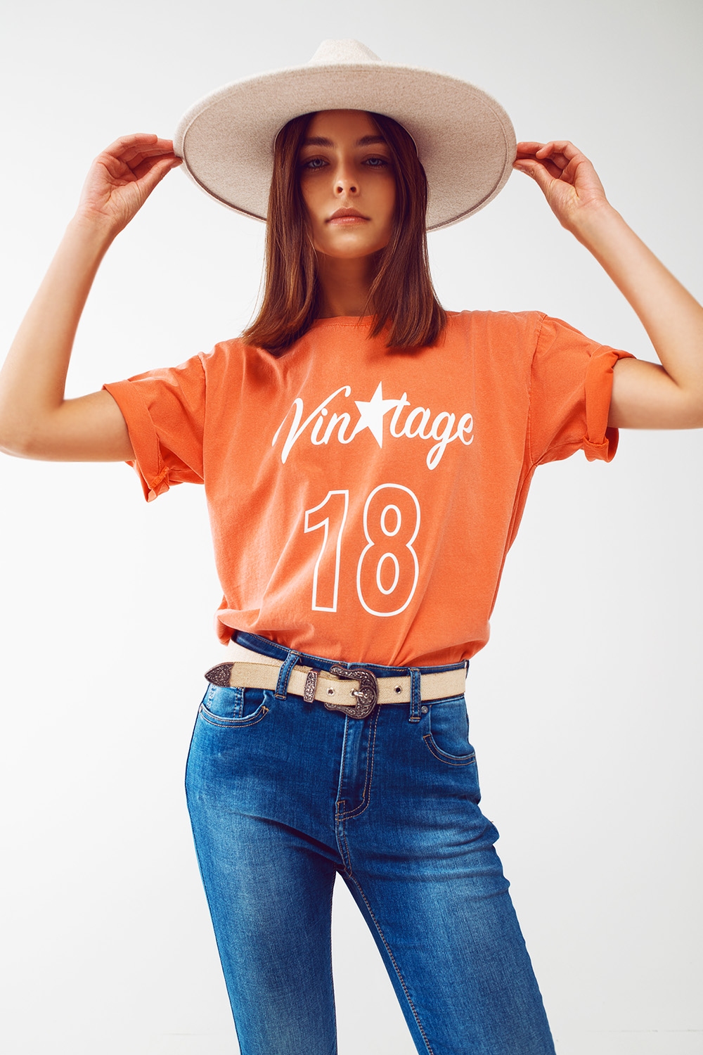 Camiseta con Texto Vintage 18 en naranja Camiseta con Texto Vintage 18 en naranja