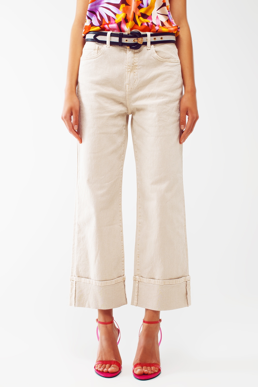 Vaqueros de pierna recta con dobladillo corto en color beige