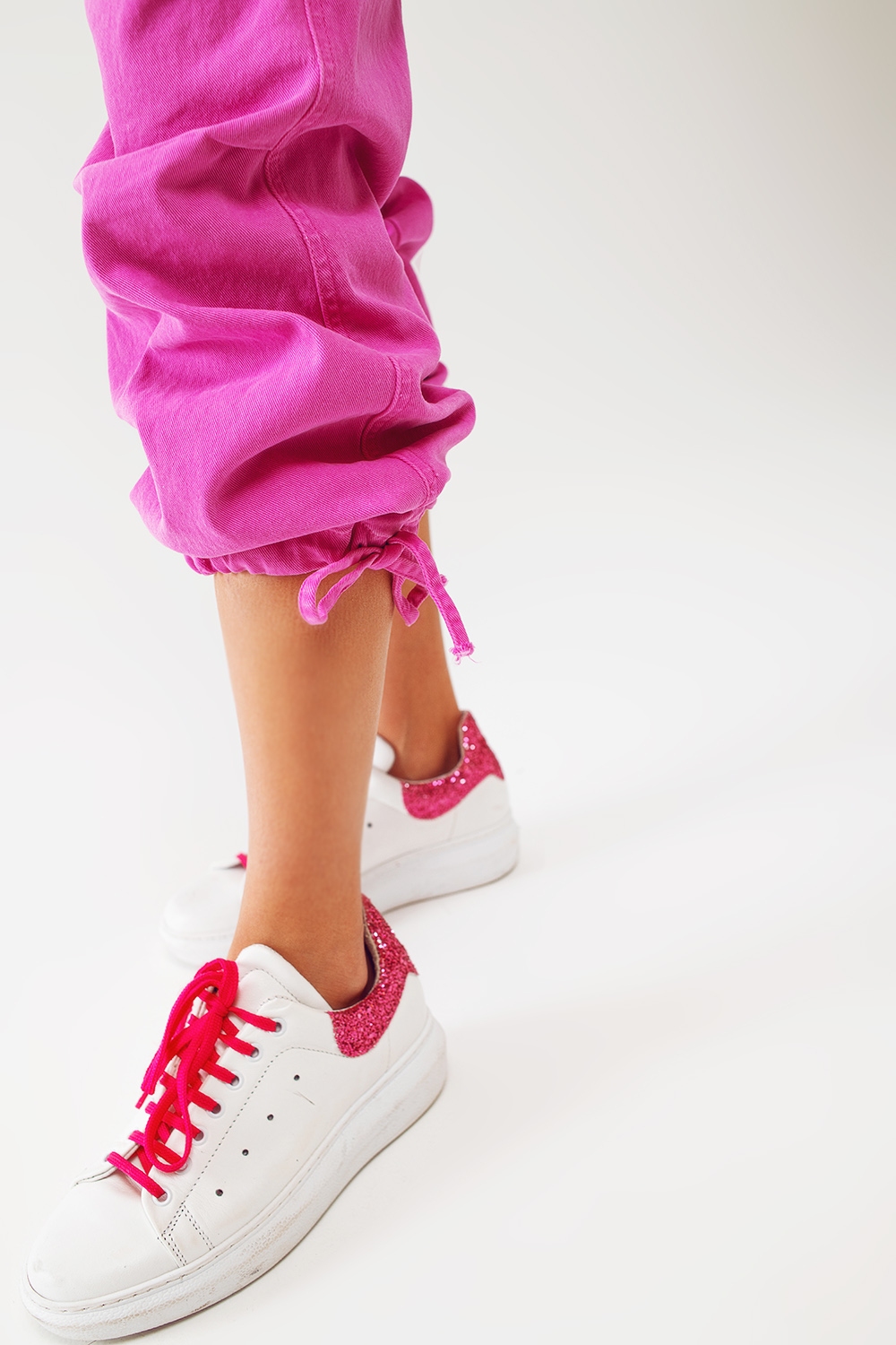 Pantalones cargo con extremos de borla en fucsia Pantalones cargo con extremos de borla en fucsia