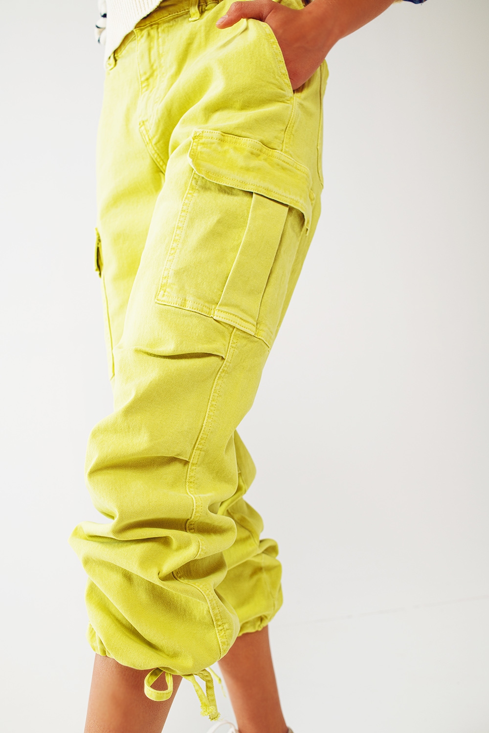 Pantalones cargo con extremos de borlas en color lima Pantalones cargo con extremos de borlas en color lima