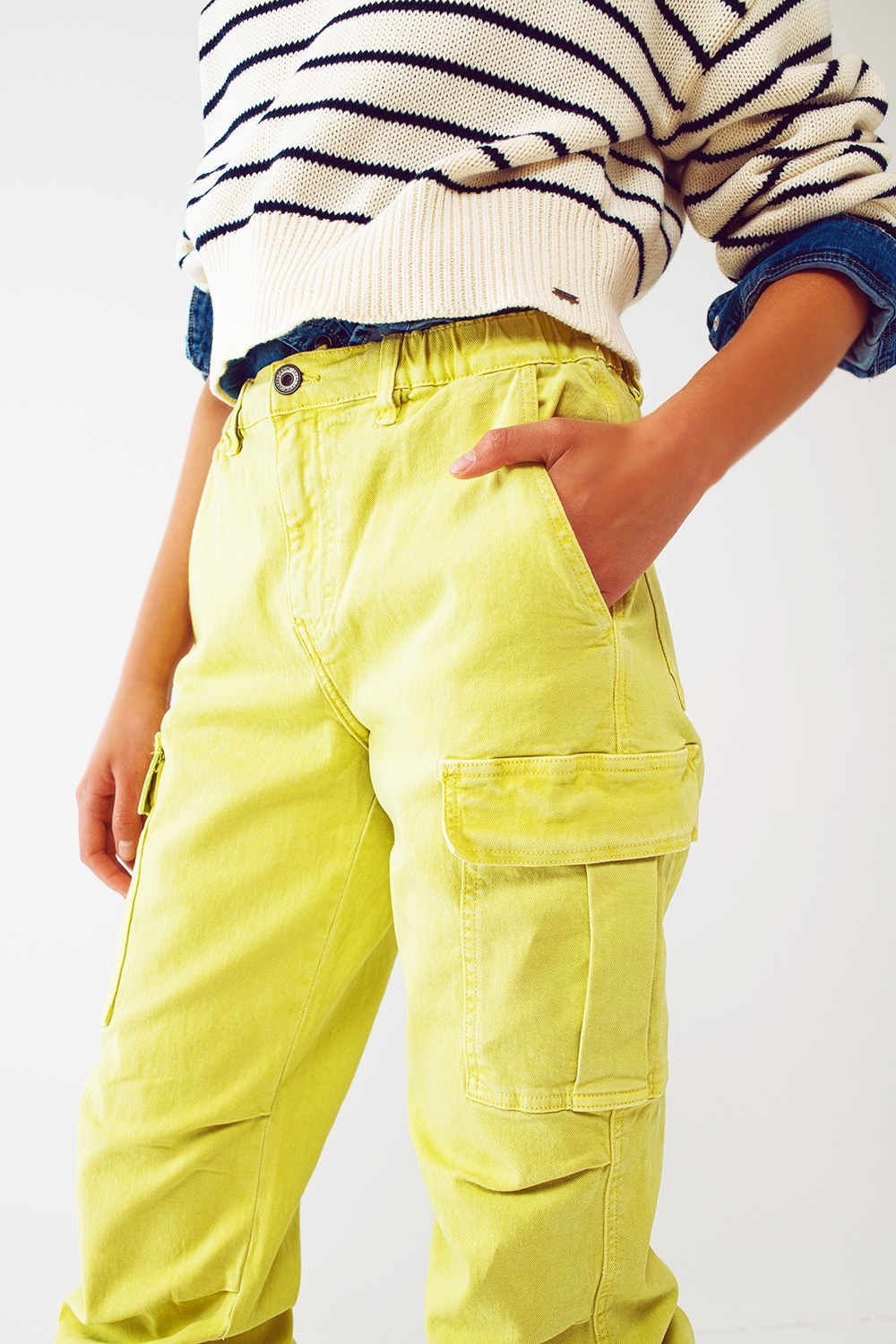 Pantalones cargo con extremos de borlas en color lima Pantalones cargo con extremos de borlas en color lima