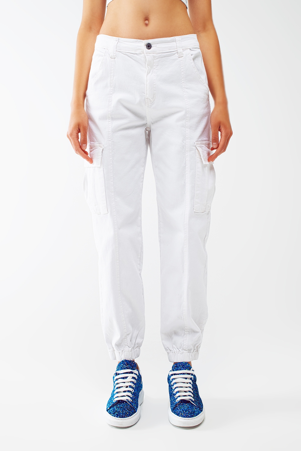 pantalón blanco cargo con cintura y bajos elásticos pantalón blanco cargo con cintura y bajos elásticos