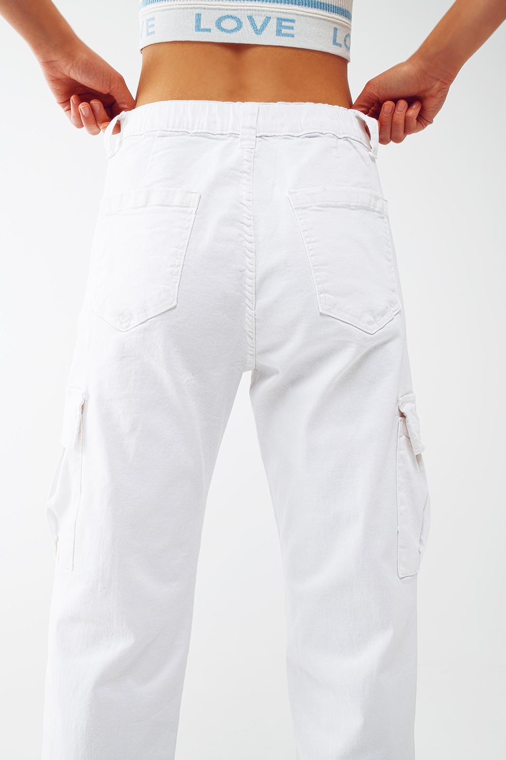 pantalón blanco cargo con cintura y bajos elásticos pantalón blanco cargo con cintura y bajos elásticos