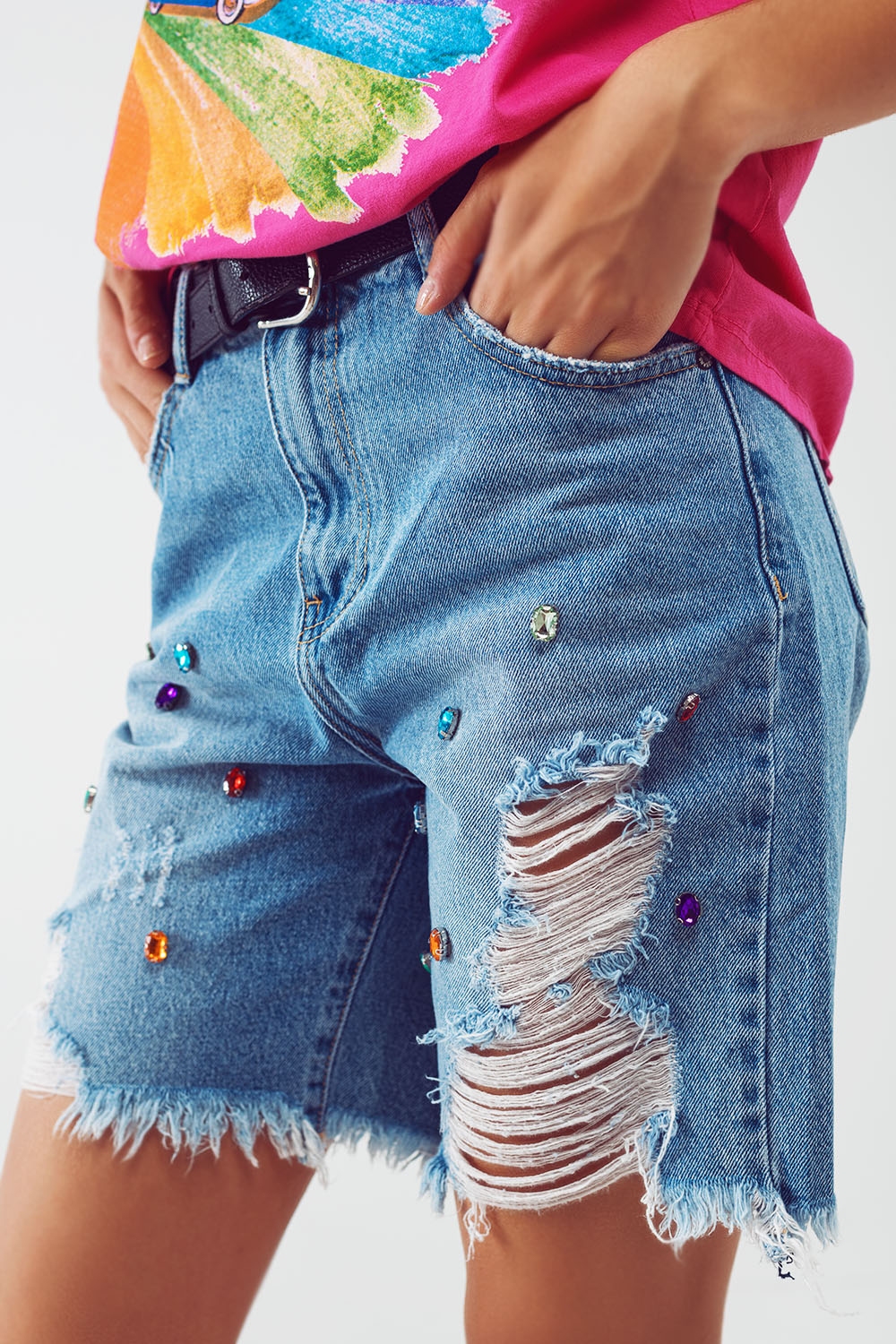 Bermudas cortas desgastadas y adornadas en lavado claro Bermudas cortas desgastadas y adornadas en lavado claro
