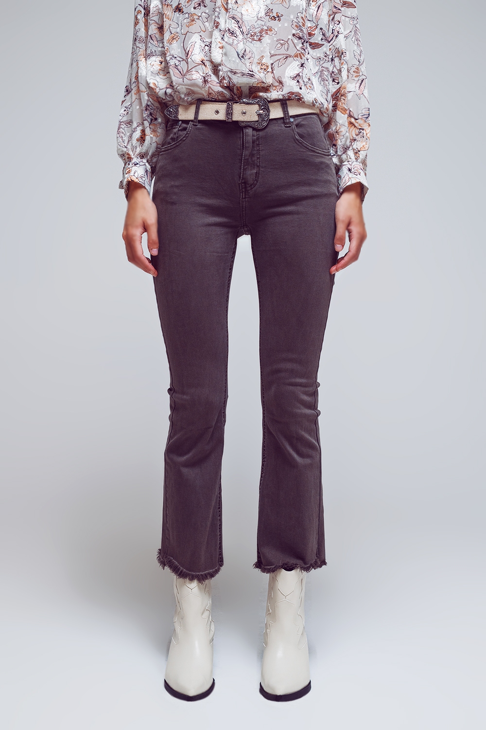 Pantalones acampanados con borde de dobladillo sin rematar en gris oscuro Pantalones acampanados con borde de dobladillo sin rematar en gris oscuro