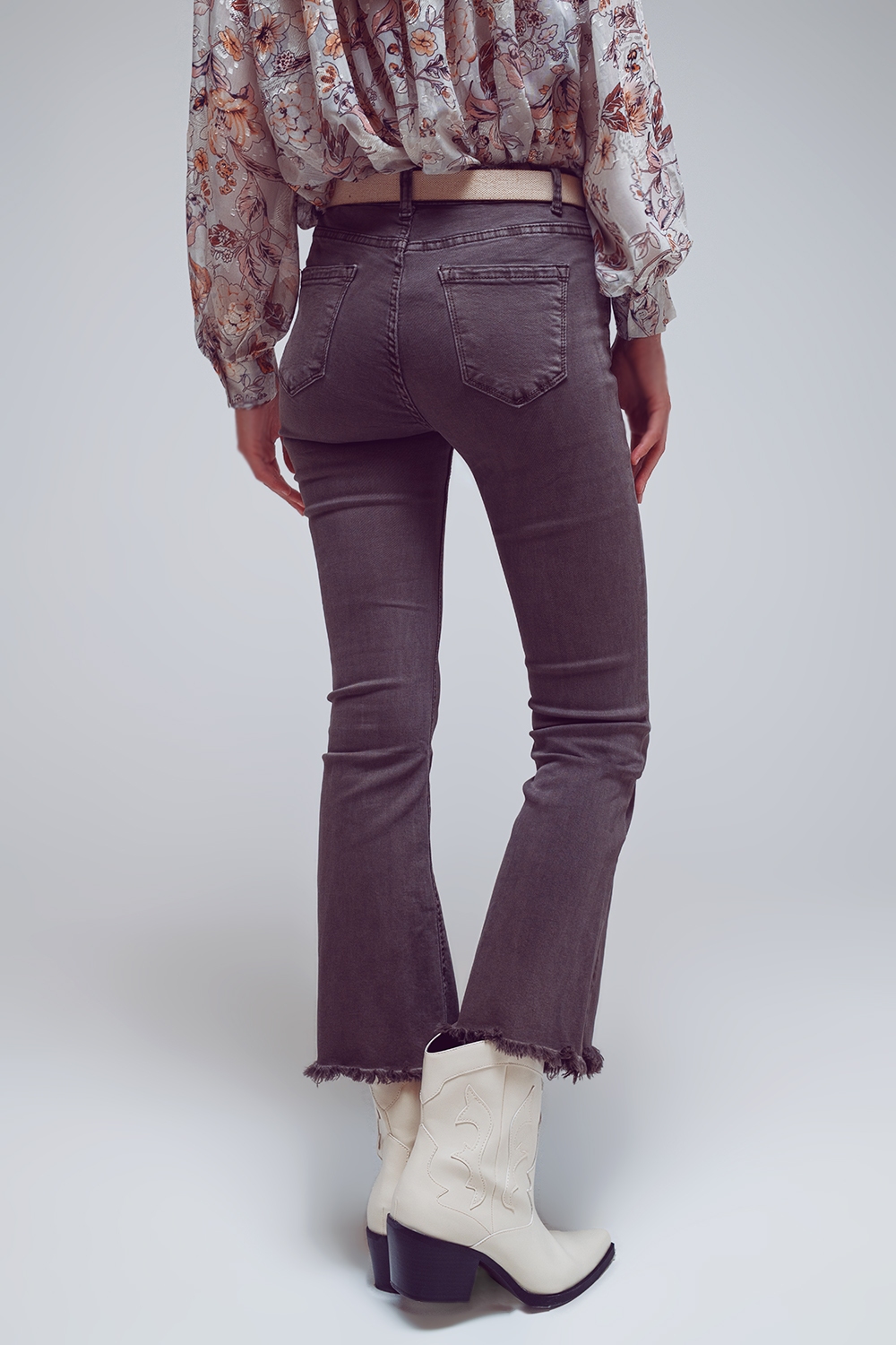 Pantalones acampanados con borde de dobladillo sin rematar en gris oscuro Pantalones acampanados con borde de dobladillo sin rematar en gris oscuro