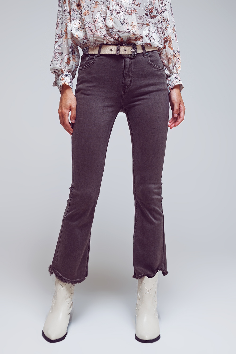 Pantalones acampanados con borde de dobladillo sin rematar en gris oscuro Pantalones acampanados con borde de dobladillo sin rematar en gris oscuro