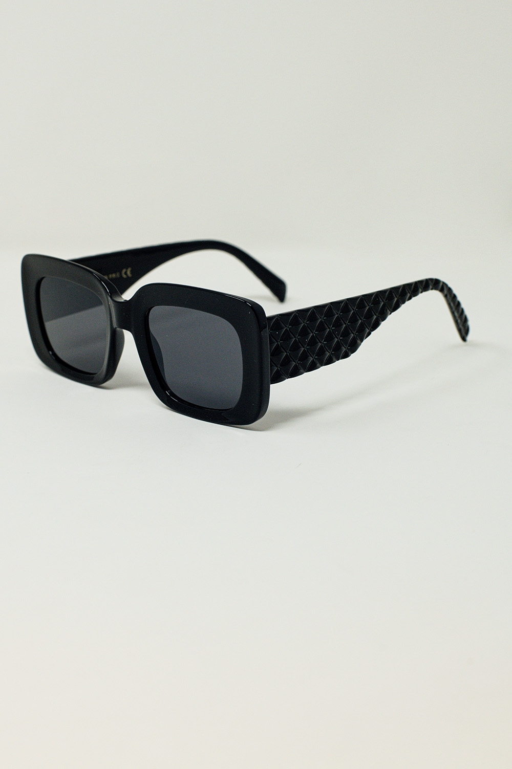 Gafas de sol ovaladas extragrandes con detalle lateral en negro