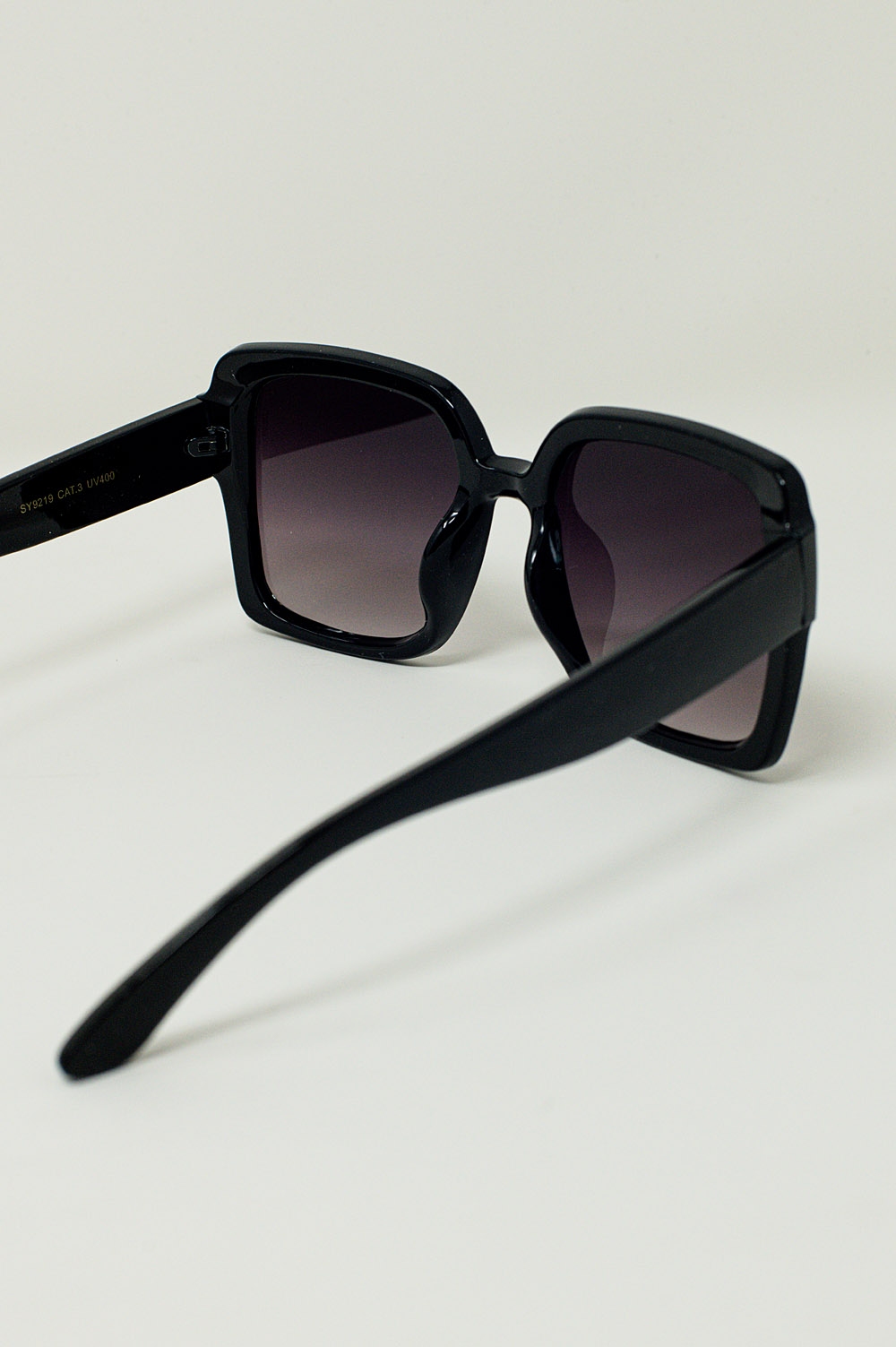 Gafas de sol estilo cuadrado en negro