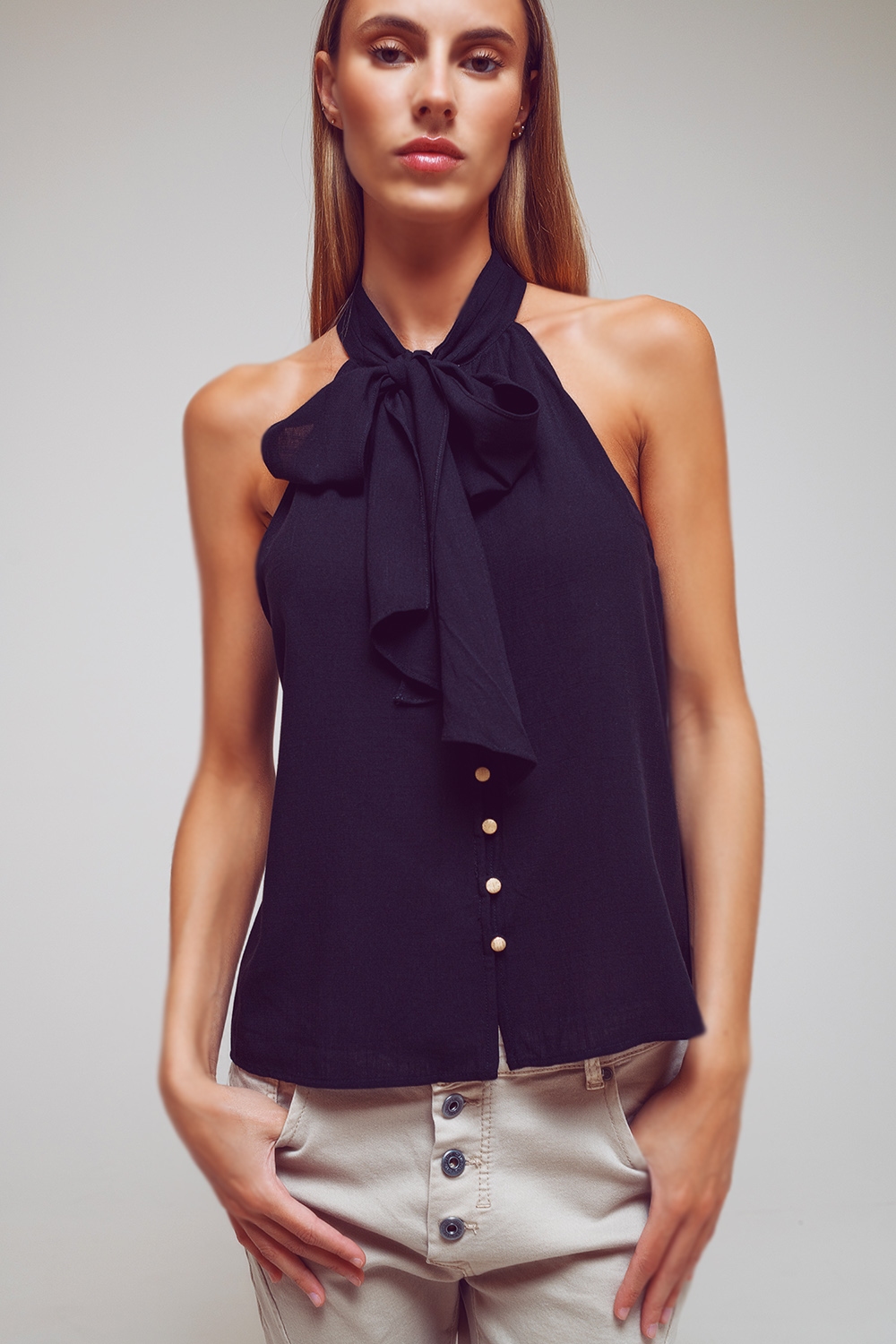 Top Halter con cuello lazado en negro Top Halter con cuello lazado en negro