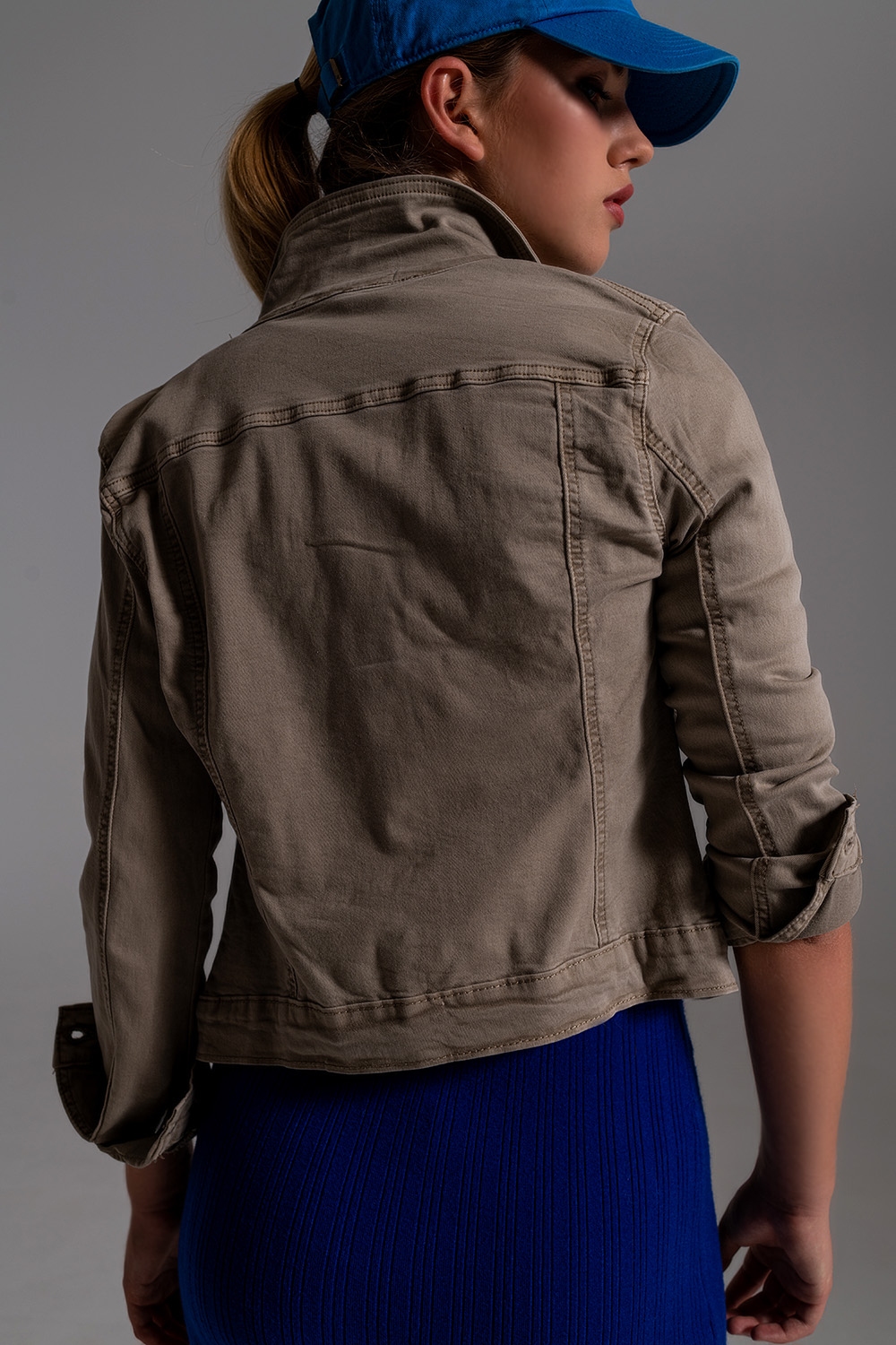 Chaqueta vaquera b&aacute;sica con bolsillos en Beige