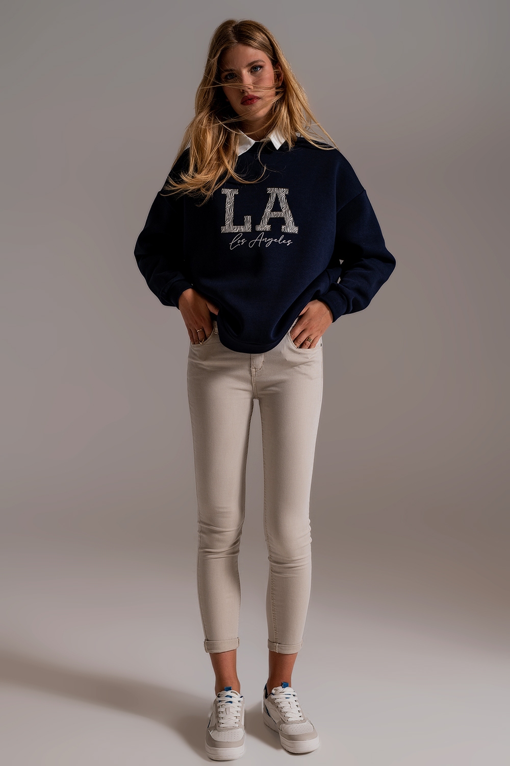 Jeans beige tobilleros con arrugas suaves Jeans beige tobilleros con arrugas suaves