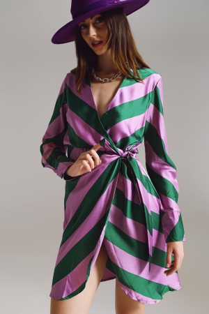 Vestido cruzado de satén en estampado de rayas lila y verde