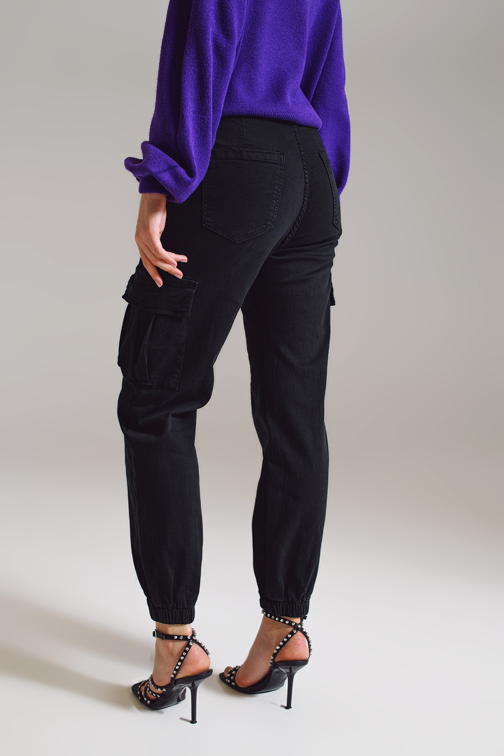 pantalones de cargo negros con cintura y dobladillo elásticos pantalones de cargo negros con cintura y dobladillo elásticos