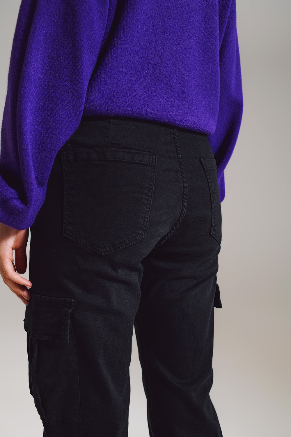 pantalones de cargo negros con cintura y dobladillo elásticos pantalones de cargo negros con cintura y dobladillo elásticos
