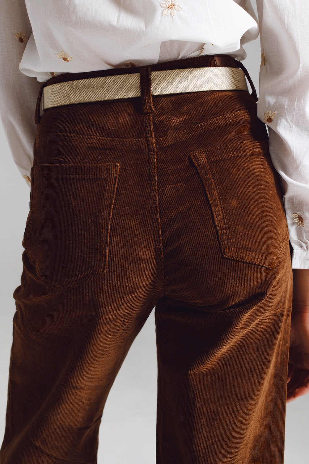 Pantalones capri marron de pana Pantalones capri marron de pana
