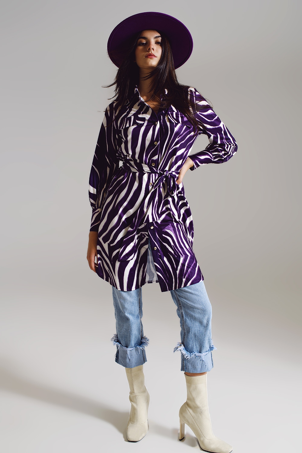 Vestido corto midi con estampado de cebra en blanco y morado.