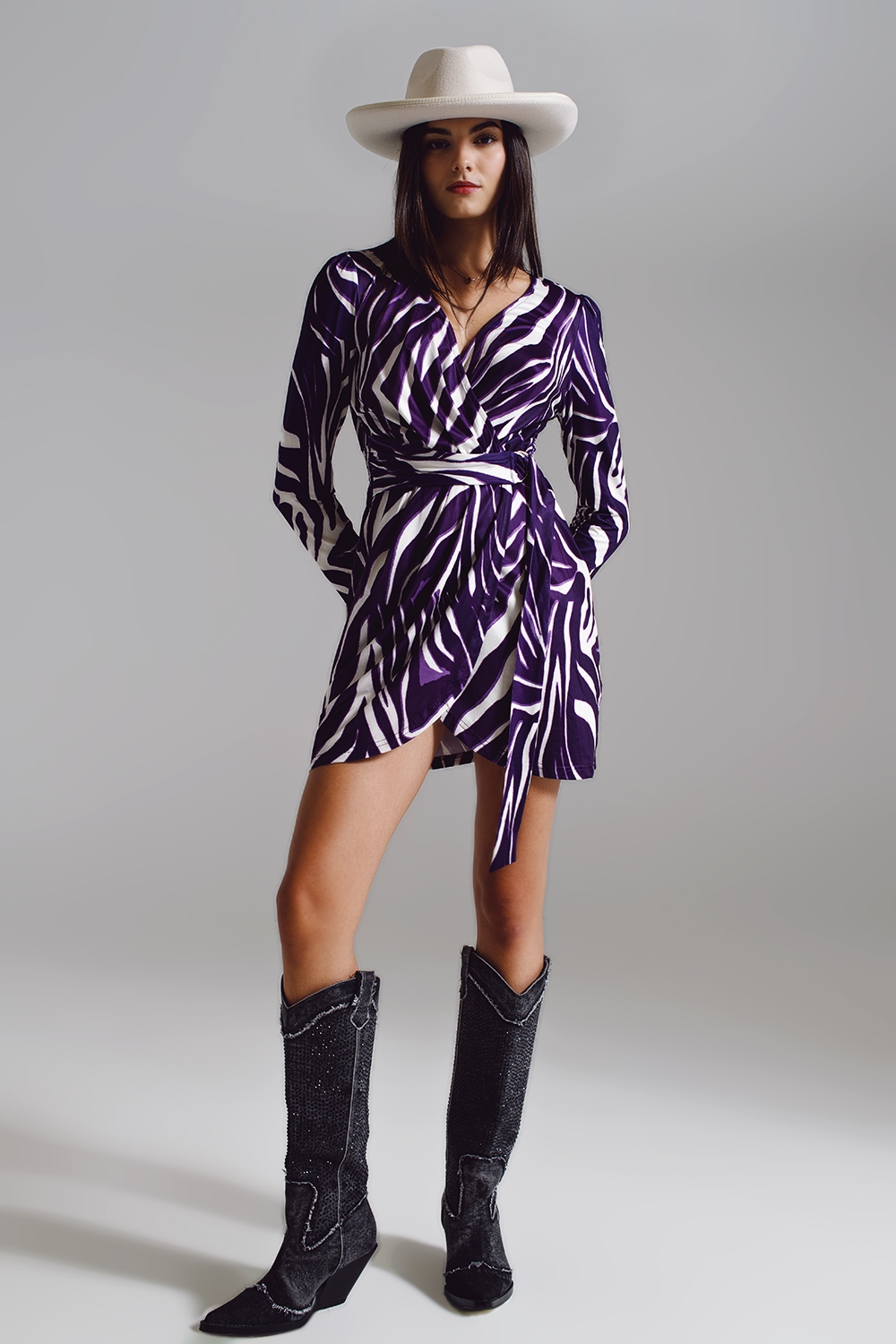 Vestido de manga larga con cintur&oacute;n en crema y estampado de cebra en morado