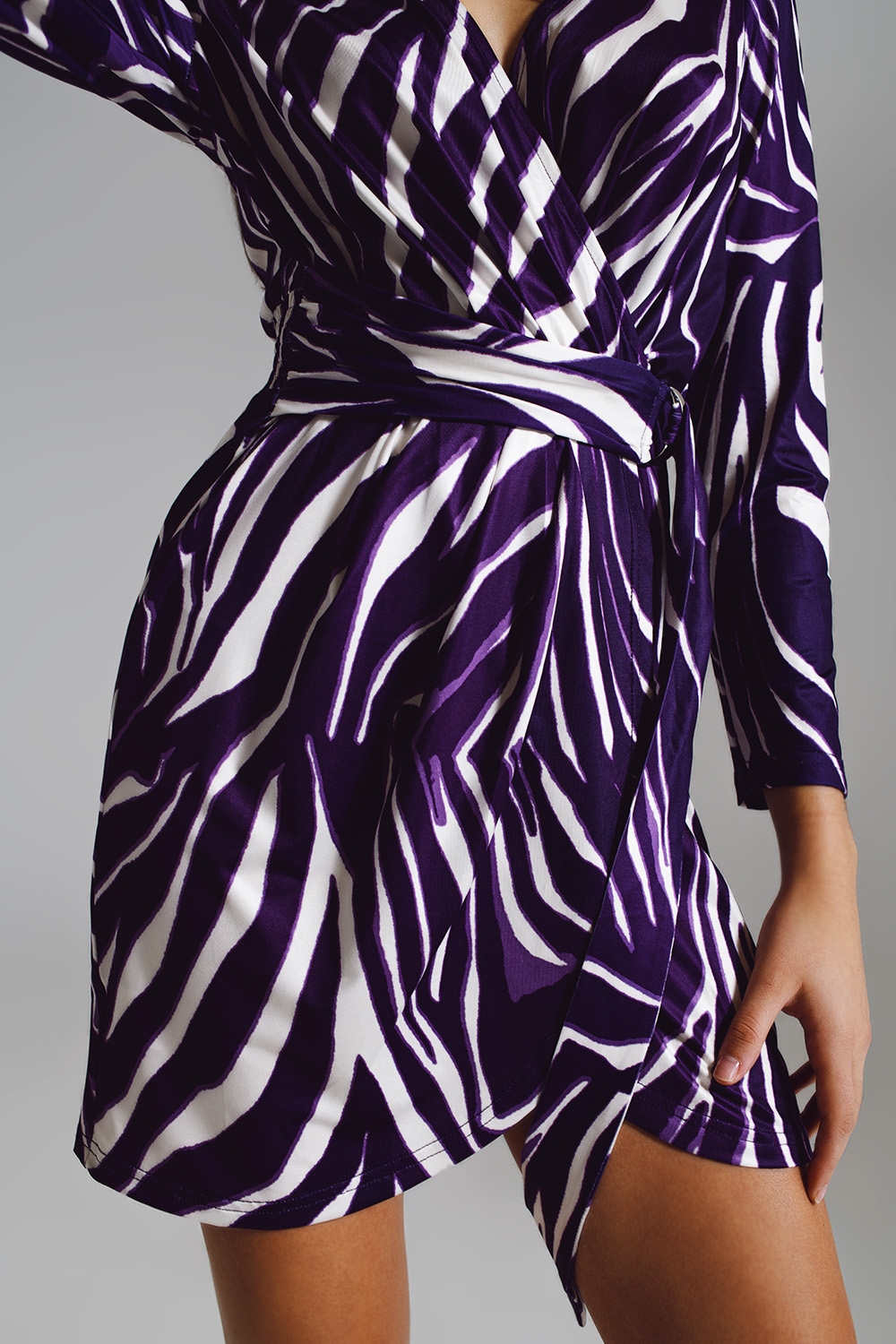 Vestido de manga larga con cintur&oacute;n en crema y estampado de cebra en morado