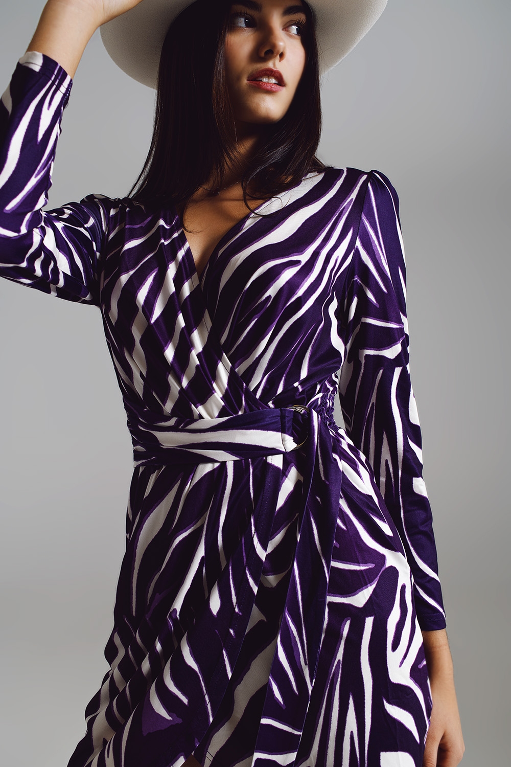 Vestido de manga larga con cintur&oacute;n en crema y estampado de cebra en morado