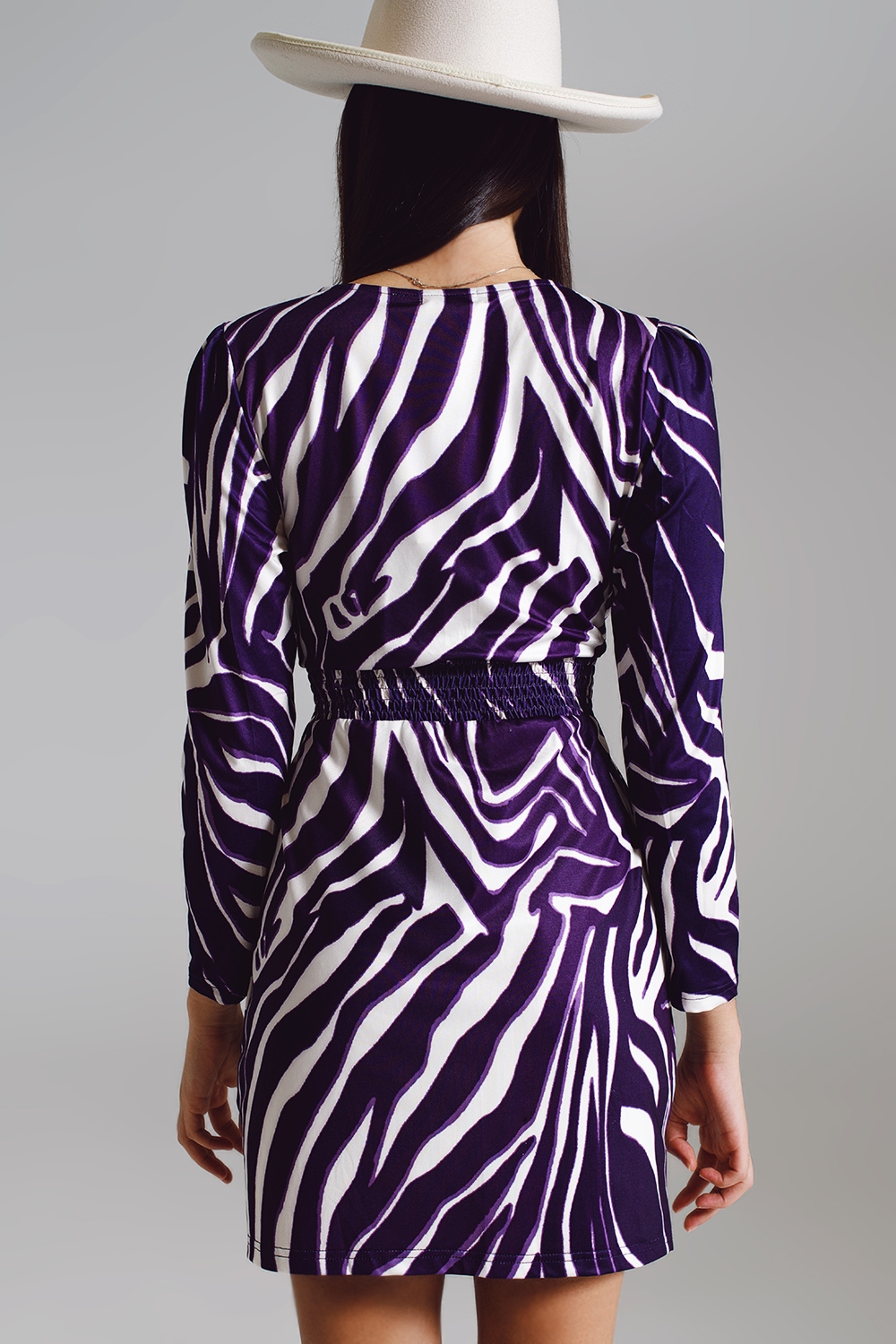 Vestido de manga larga con cintur&oacute;n en crema y estampado de cebra en morado