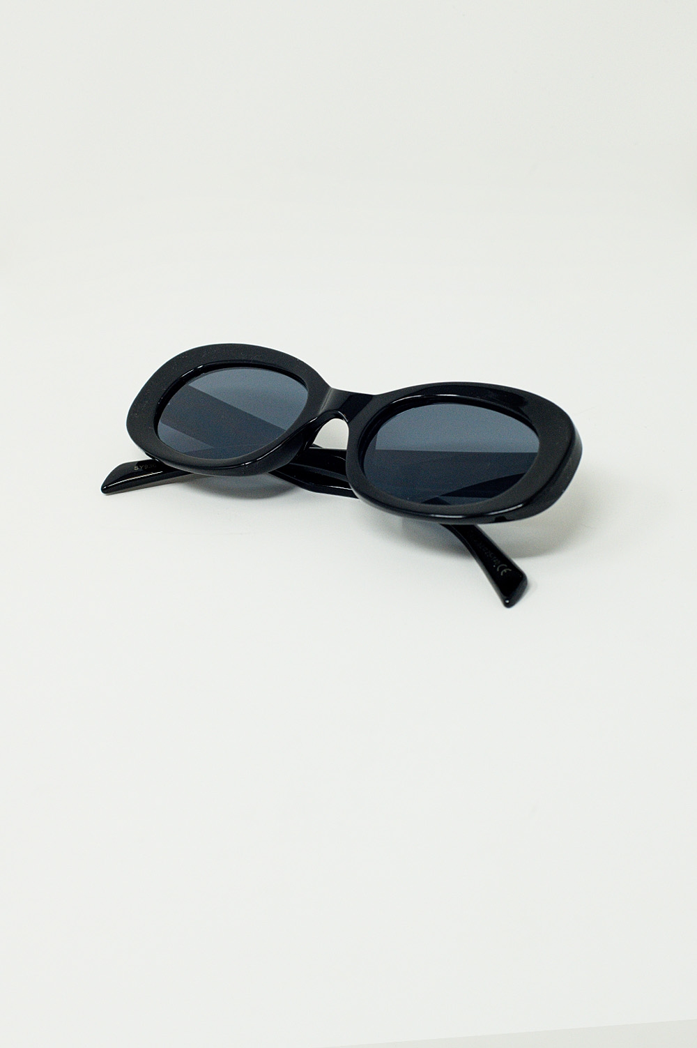 Gafas de sol ovaladas grandes en negro