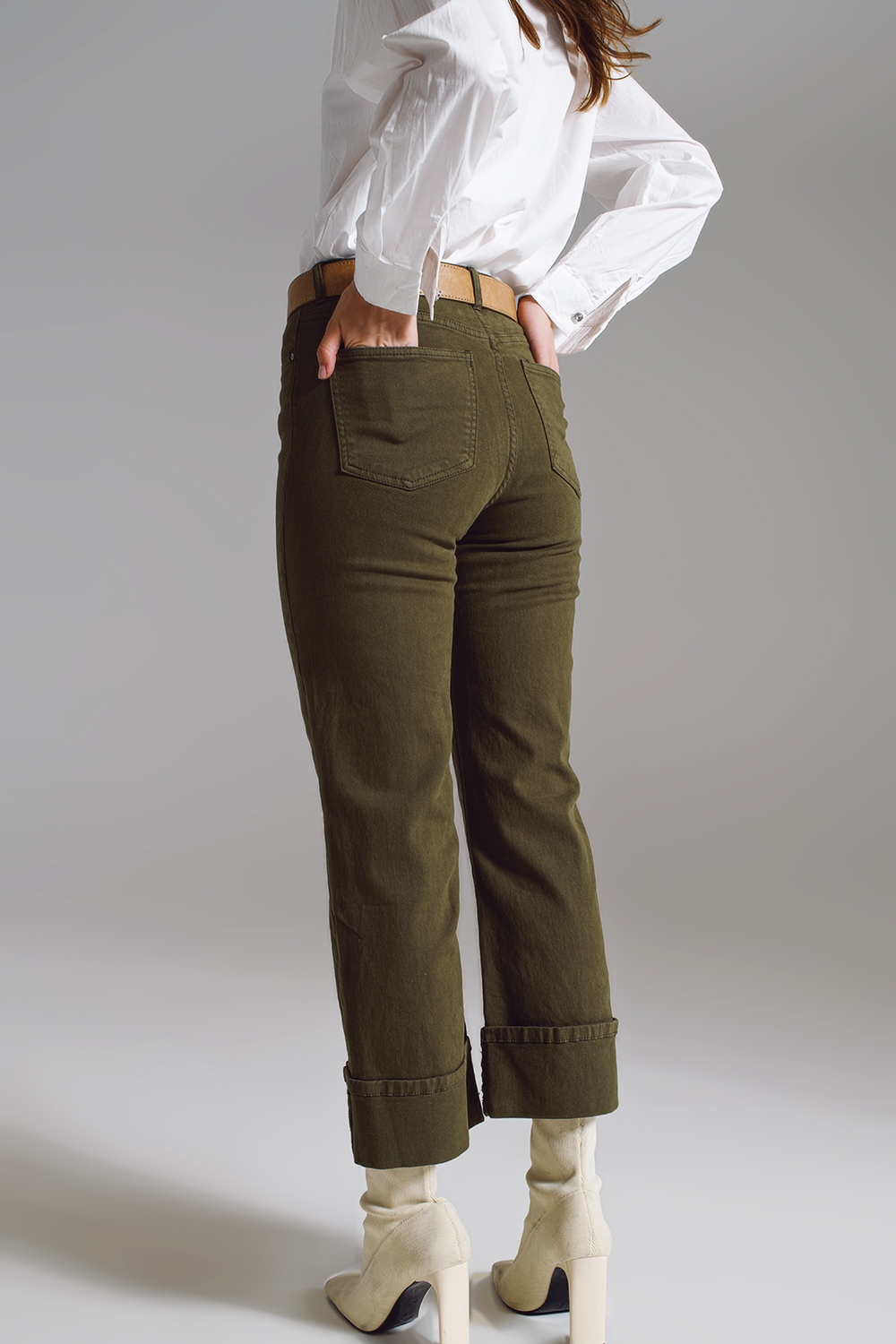 Pantalones ajustados con dobladillo corto en color verde oscuro