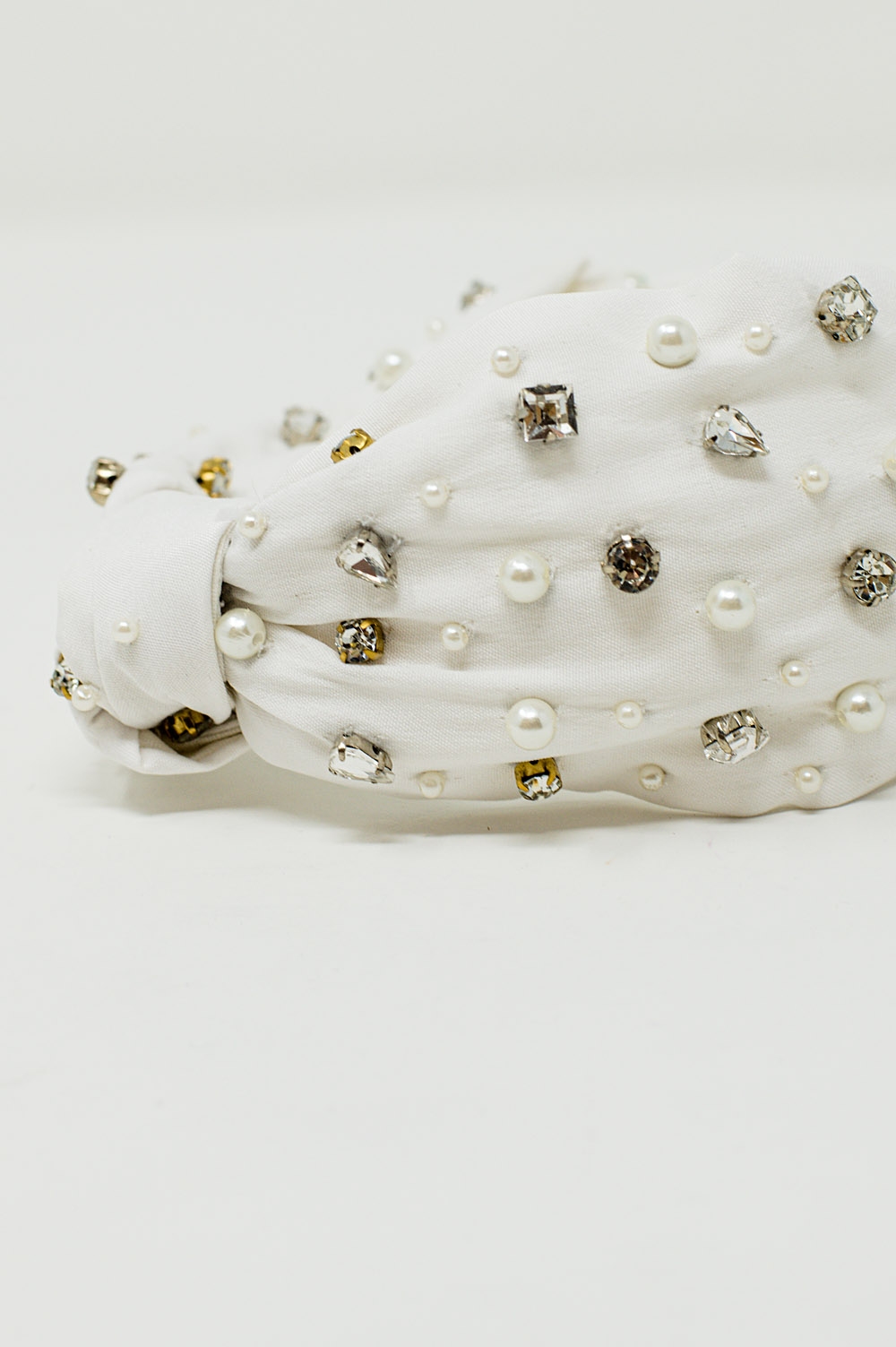 Diadema blanca con perlas y strass decorativos Diadema blanca con perlas y strass decorativos
