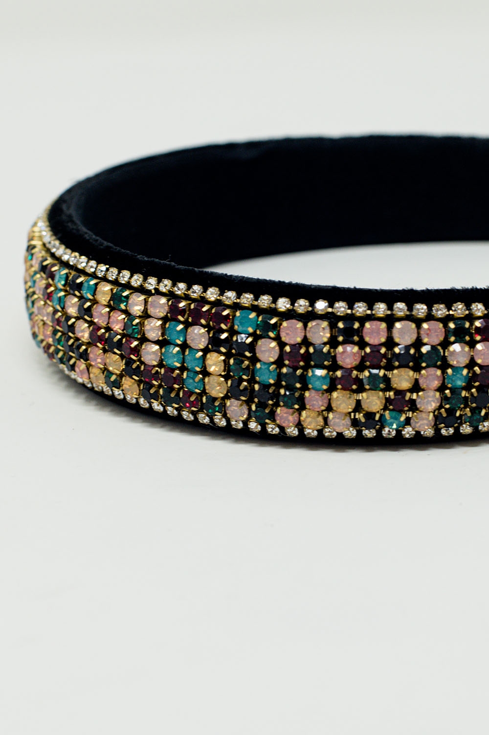 Diadema de terciopelo con detalles de pedrer&iacute;a.