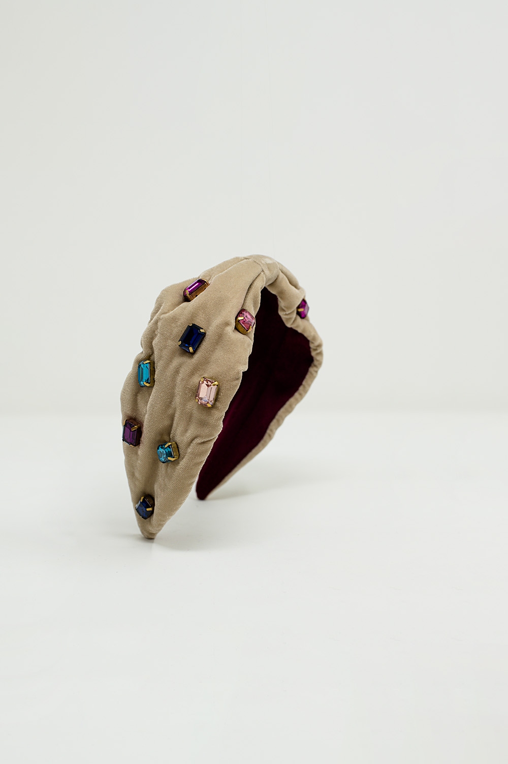 Diadema de terciopelo beige con adornos de pedrería Diadema de terciopelo beige con adornos de pedrería