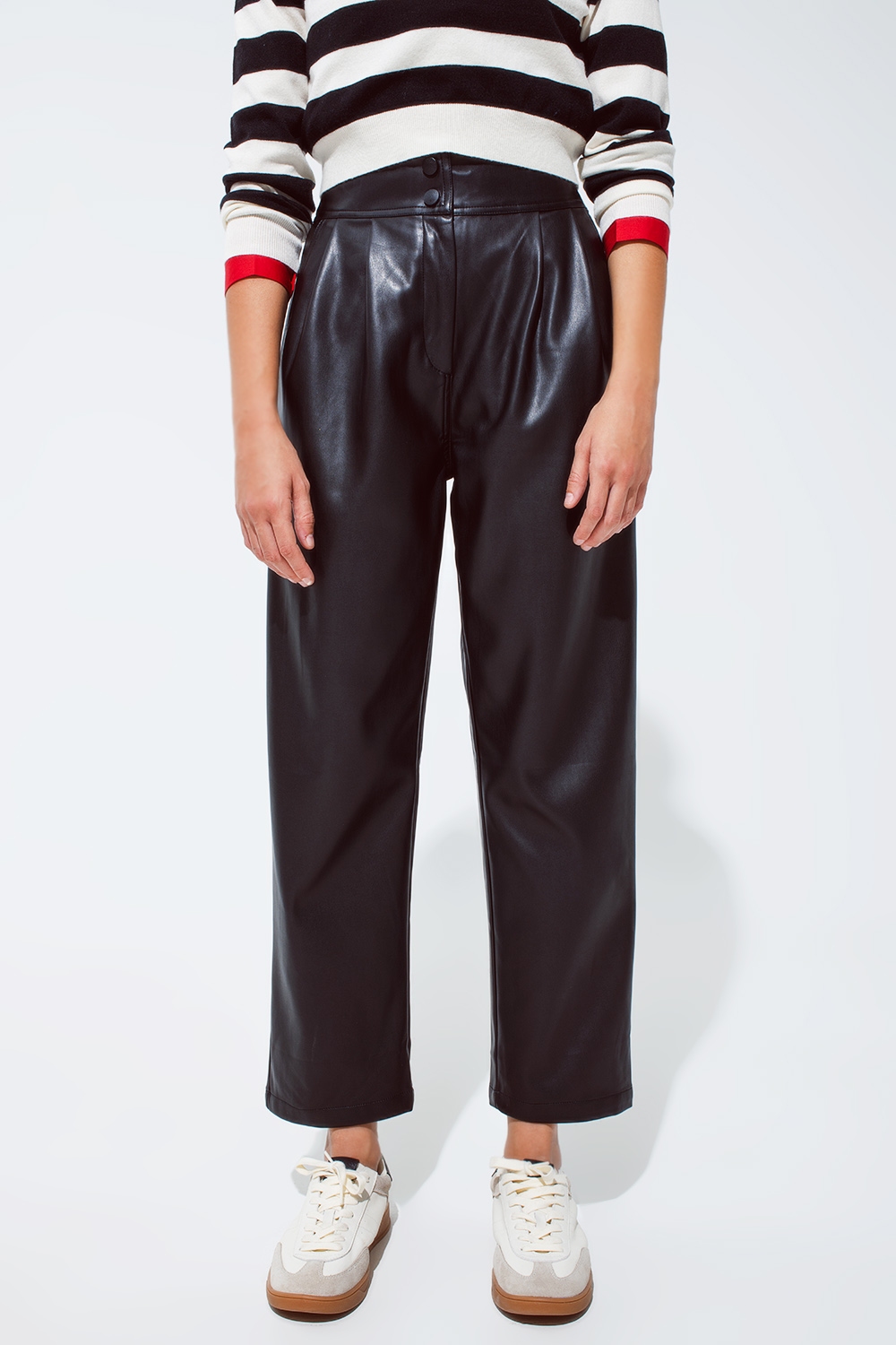 Pantalón de piel sintética con pliegues y cintura elástica Pantalón de piel sintética con pliegues y cintura elástica