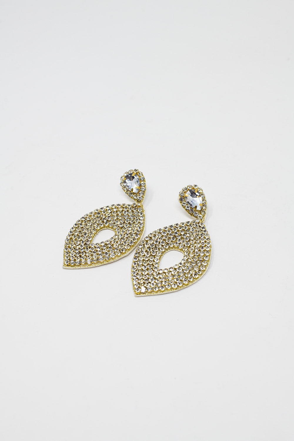 Pendientes largos romboidales con gran joya central y detalles de strass