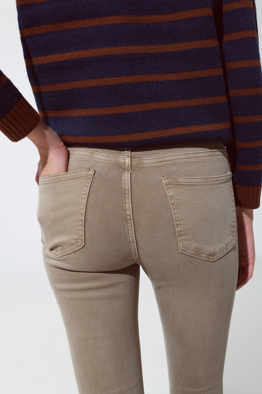 Vaqueros pitillo acampanados con detalle de doble botón en beige Vaqueros pitillo acampanados con detalle de doble botón en beige