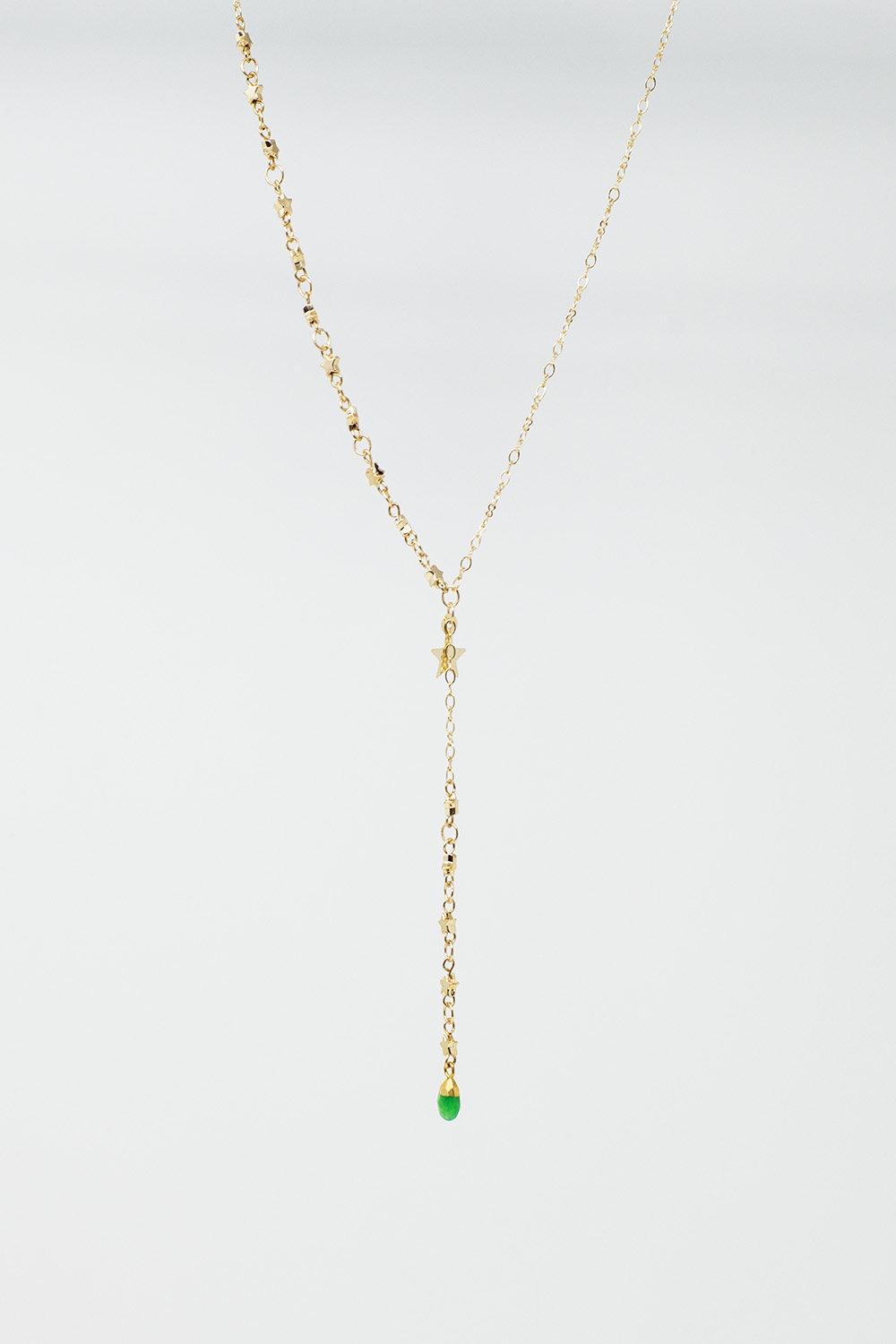 Collar dorado con estrella y cuenta verde