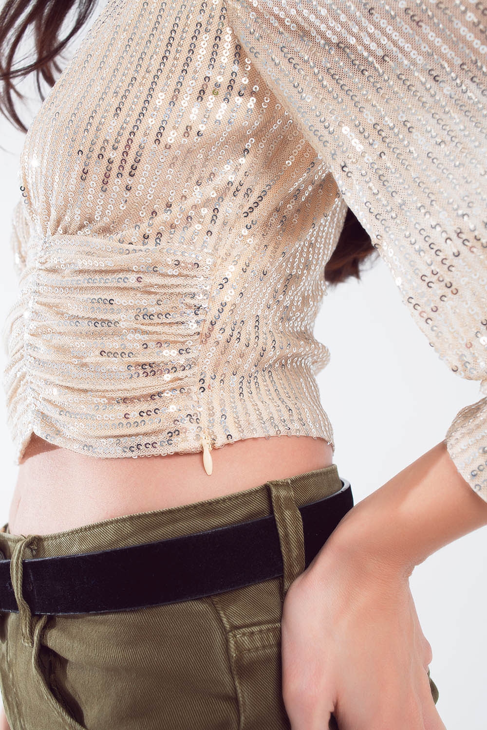 Top de lentejuelas de manga larga con escote en V y diseño de pliegues en blanco perla Top de lentejuelas de manga larga con escote en V y diseño de pliegues en blanco perla